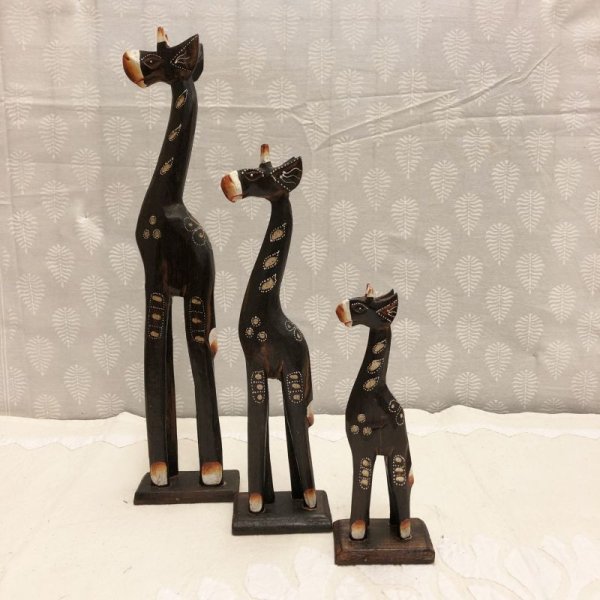画像1: 木彫り キリンの親子 3匹セット 置物 インテリア雑貨 アジアン エスニック アニマルデザイン オブジェ (1)